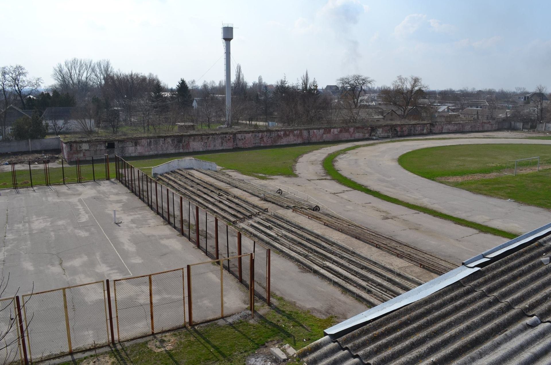 На стадионе «Старт» в Олешках построят искусственное поле, а для натурального — смонтируют систему полива