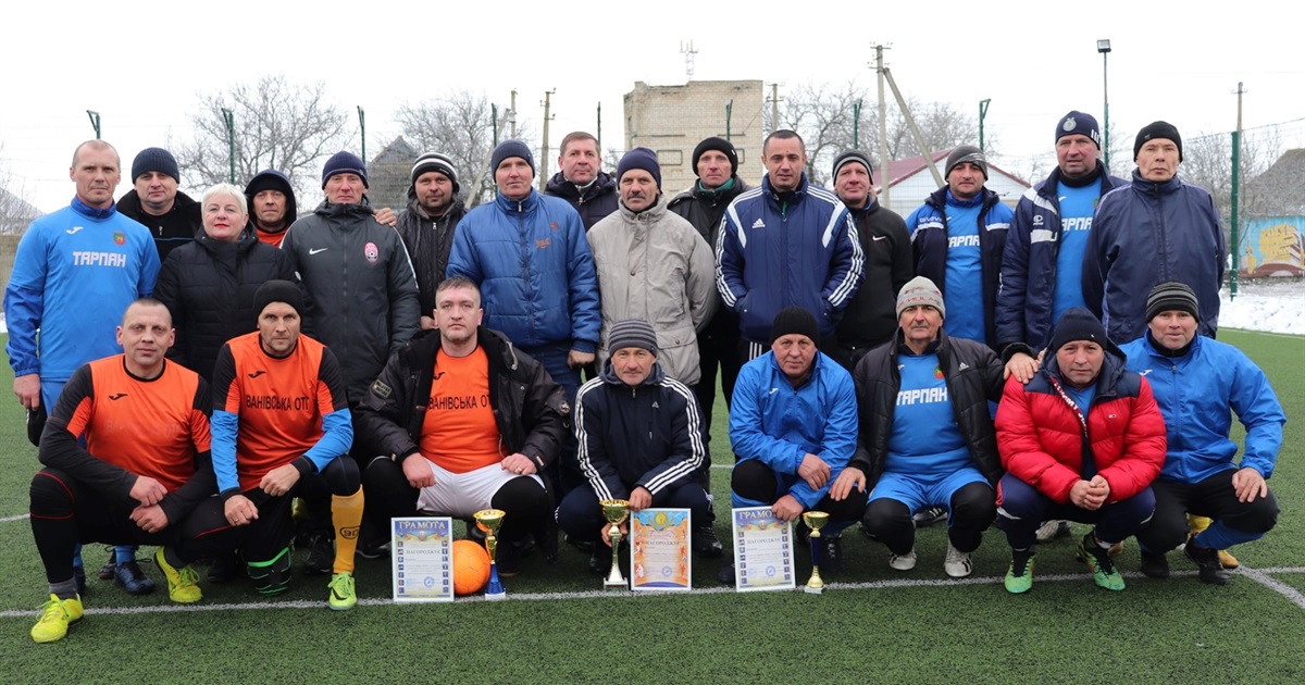 У Нижніх Сірогозах пройшов новорічний турнір з мініфутболу: за кубок змагалися 3 команди ветеранів