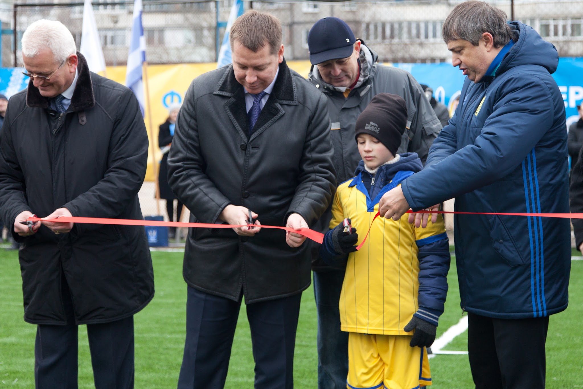 На Херсонщині відкрили футбольне поле зі штучним покриттям