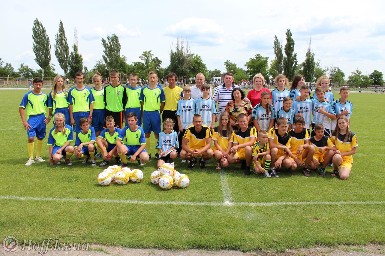 Школи Бериславського району отримали нові м’ячі від Херсонської та Кримської федерації футболу