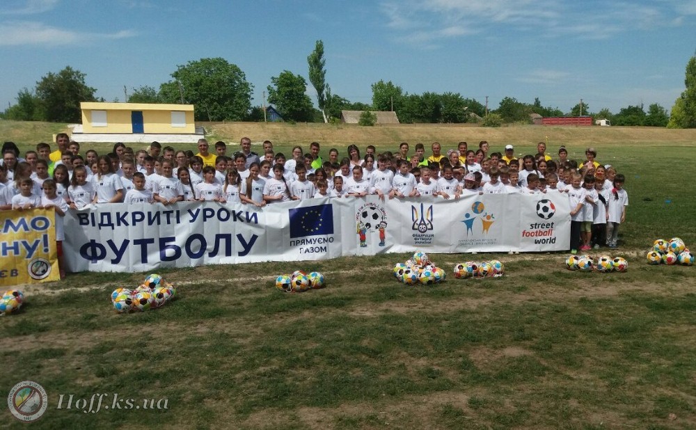 У смт. Нижні Сірогози Херсонської розпочався  фестиваль «Відкриті уроки футболу»