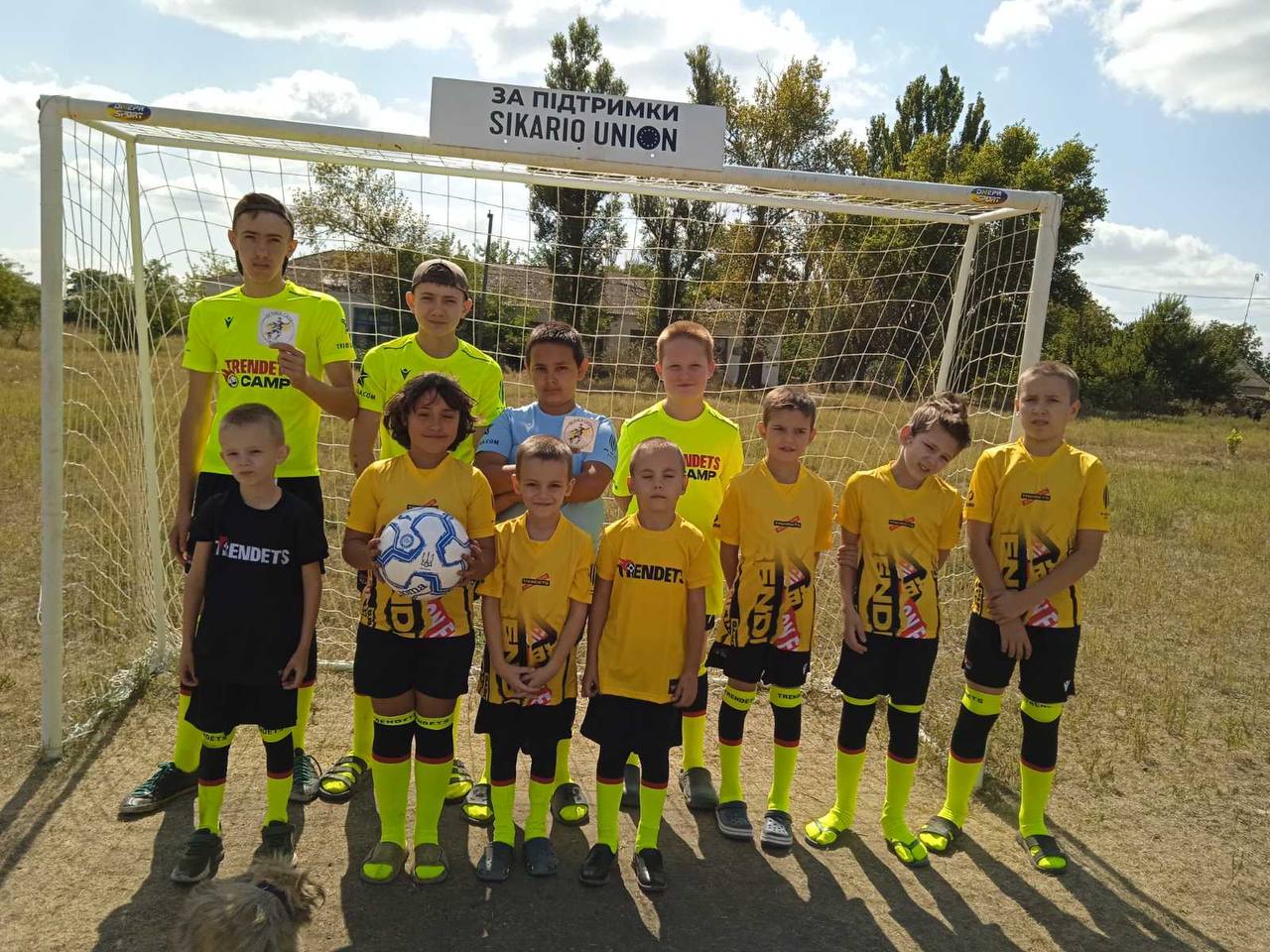 Діти села Українка тримали нову футбольну форму та м’ячі